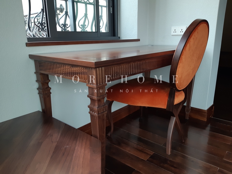 Bàn gỗ tự nhiên có một nét chạm khắc tinh tế, sắc sảo sang trọng, tạo nên vẻ đẹp cao cấp và tinh tế trong không gian.